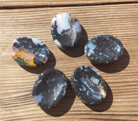 The Healing Powers of Agate: A Natural Solution for Anxiety and Stress